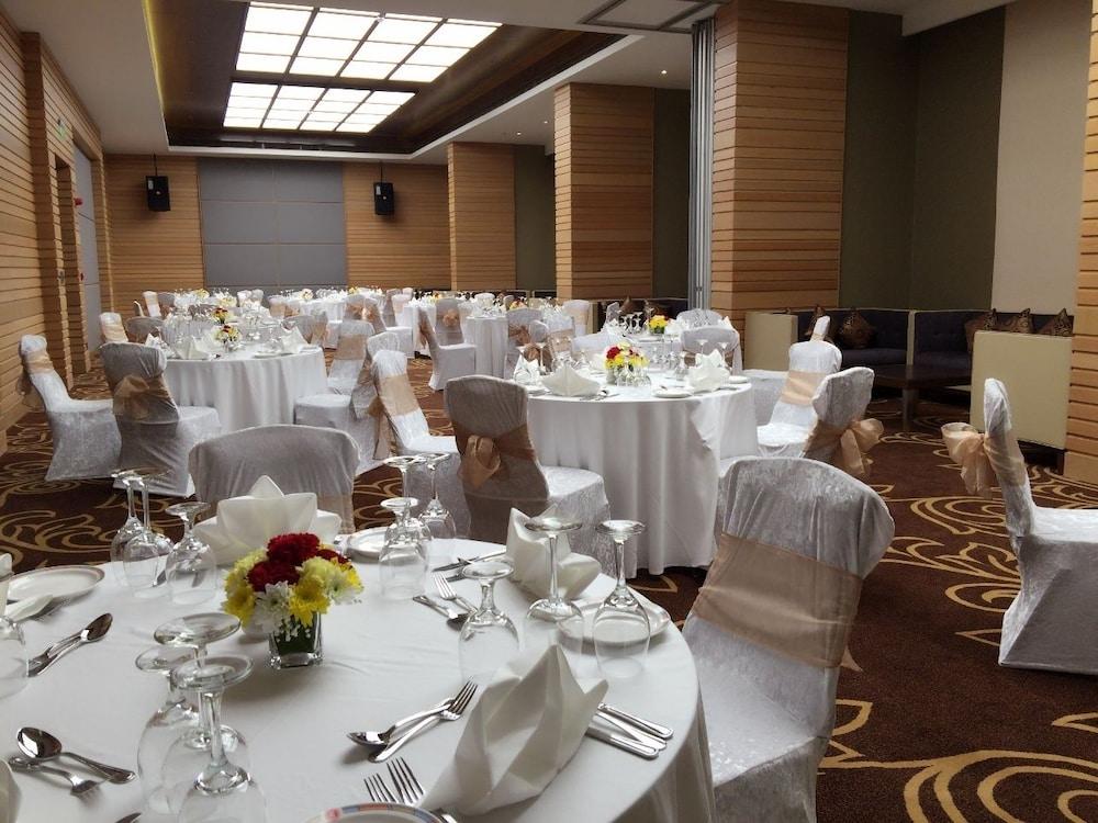 Ramee Rose Hotel Manama Exterior photo